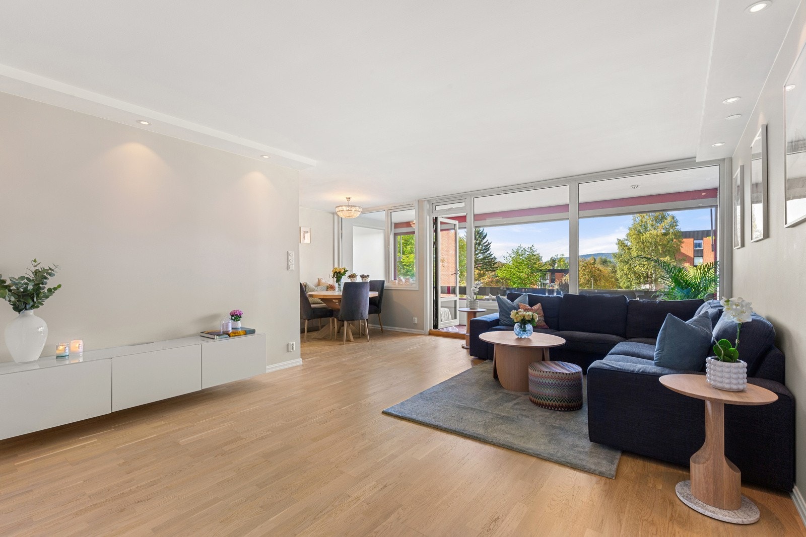 Det store vinduspartiet slipper inn rikelig med naturlig lys. Galleribilde