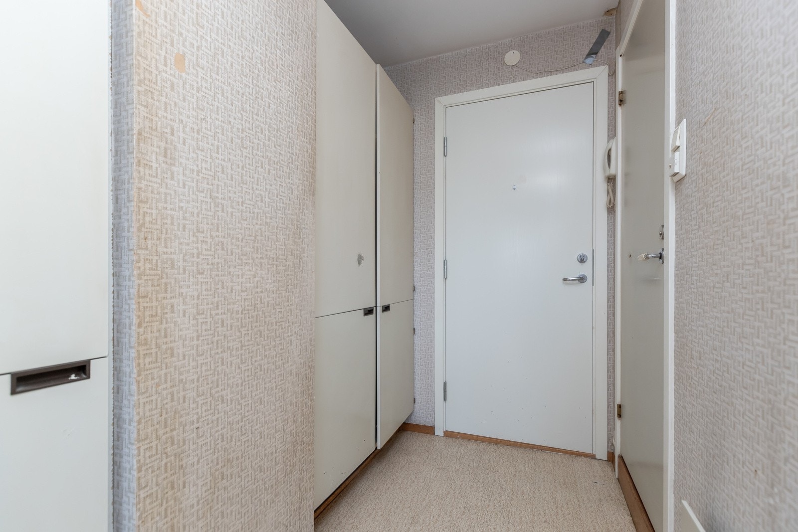 Hall med garderobe. Galleribilde