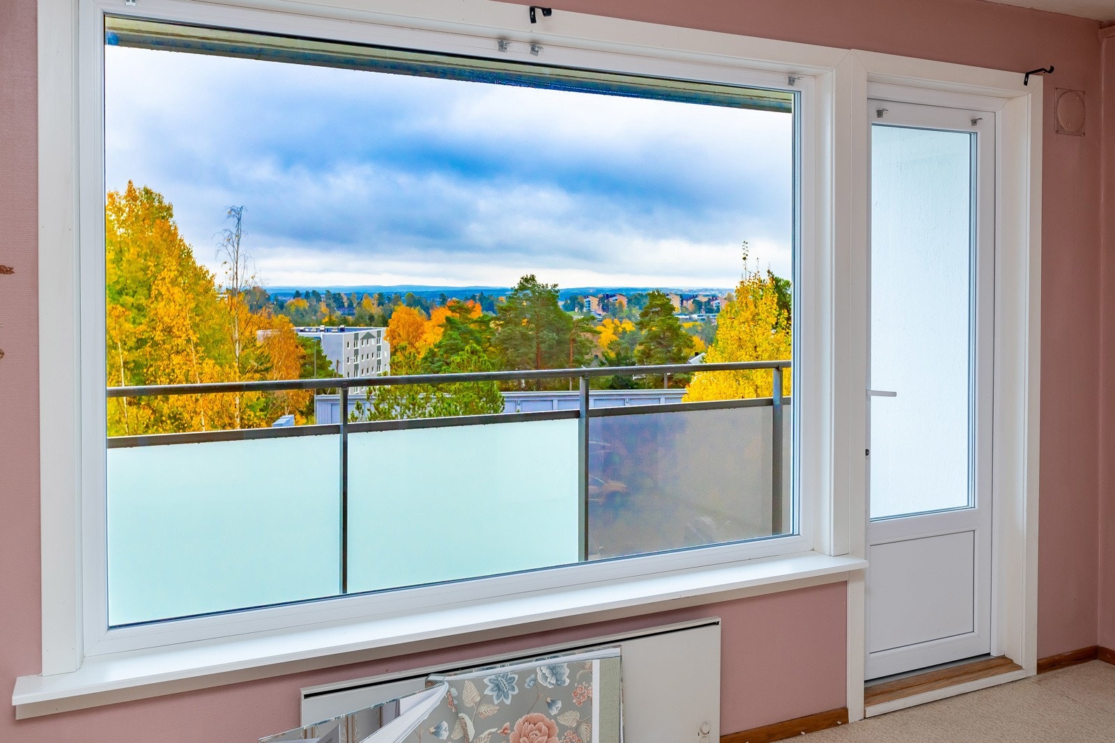 Over tretoppene hvor du kan nyte utsikten fra stue og sverom. Her har du intet innsyn! Galleribilde