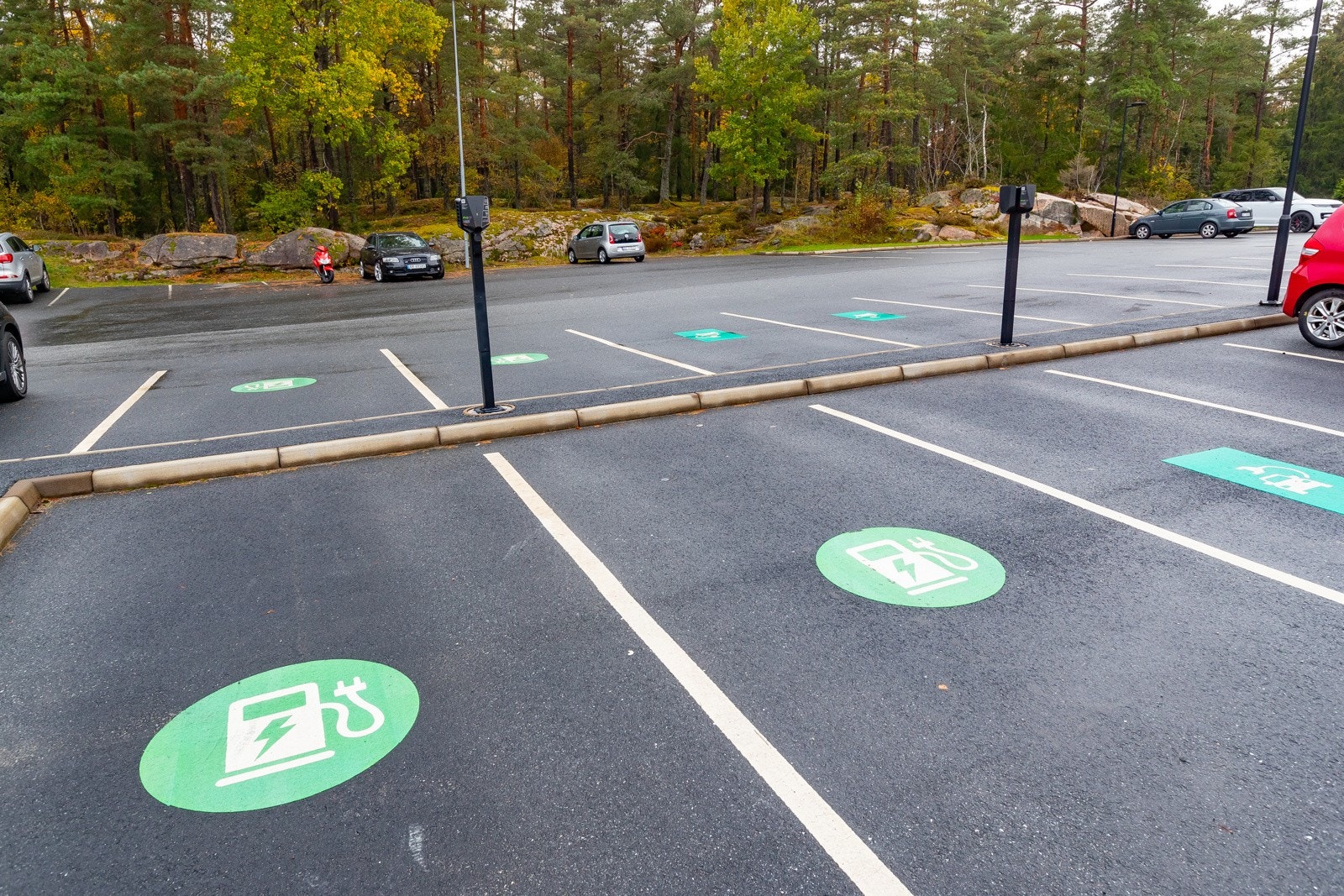 Stor felles parkeringsplass - nylig oppusset. El-bil ladere. Galleribilde