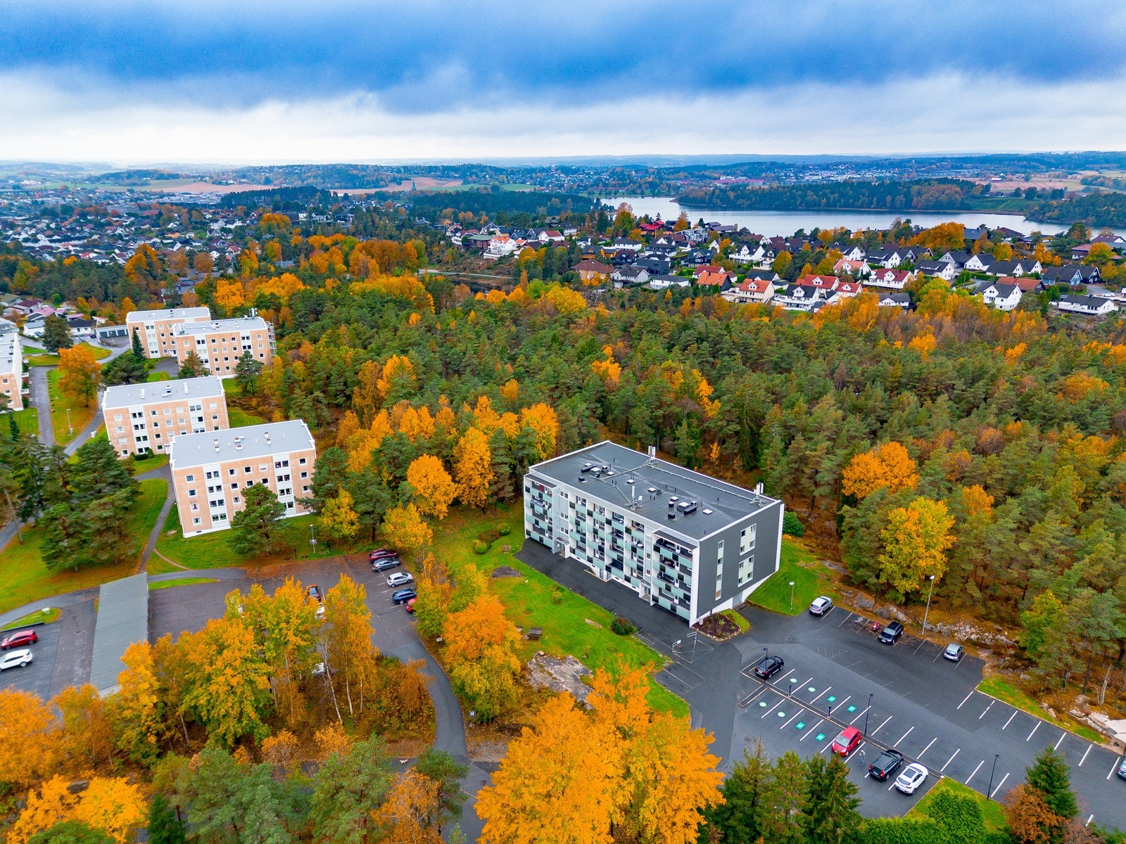 Dronefoto som viser de vakre omgivelsene med Sarpsborgmarka, lysløype og Tunevannet i nærheten Galleribilde