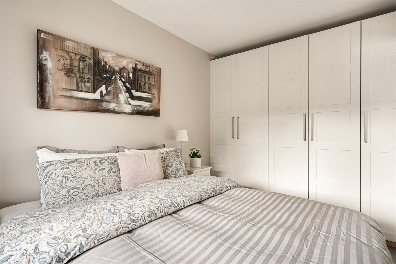 Gode lagringsmuligheter i stor garderobe Galleribilde