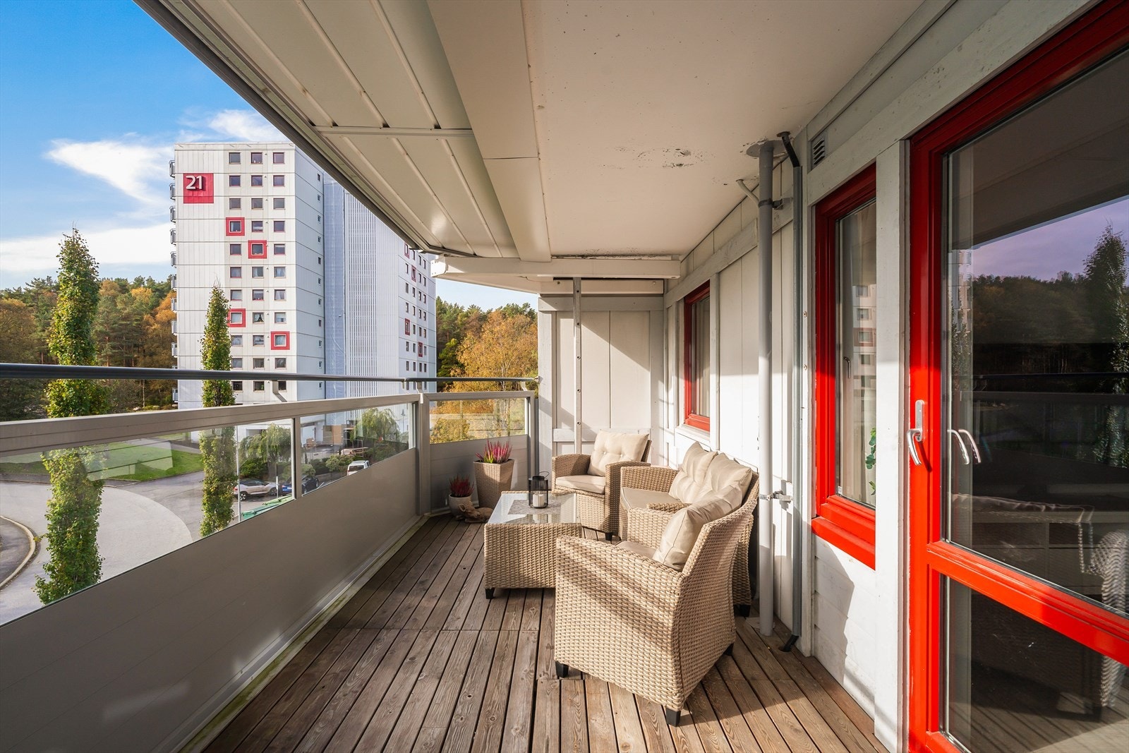 Fra stuen er det utgang til overbygget balkong på 14 kvm, så her har du mer enn god nok plass til ønsket møblering Galleribilde