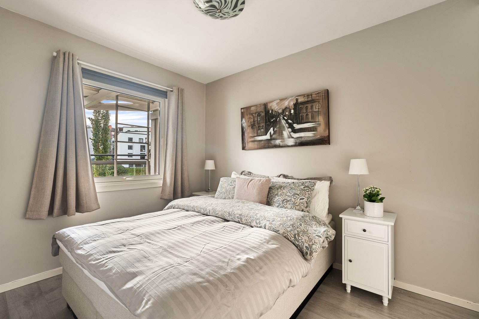 Soverommet måler 9,5 m² og har god plass til dobbeltseng, nattbord og ønsket innredning Galleribilde