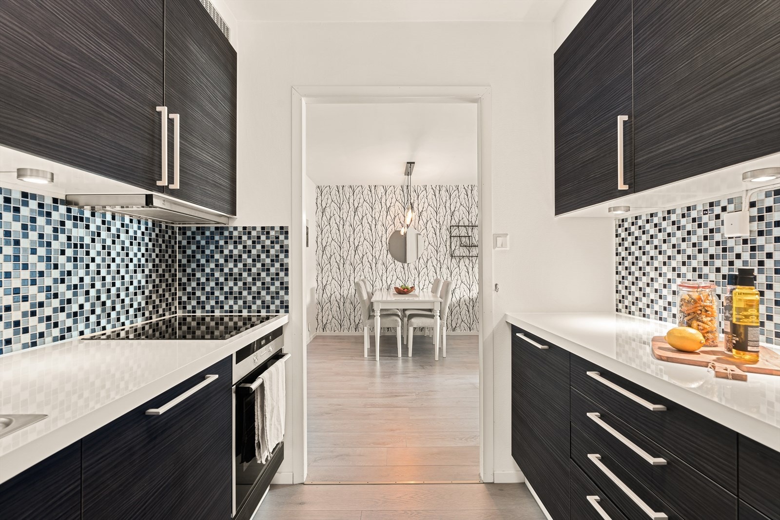 Kjøkkenet ligger fint til tilbaketrukket fra stuen Galleribilde