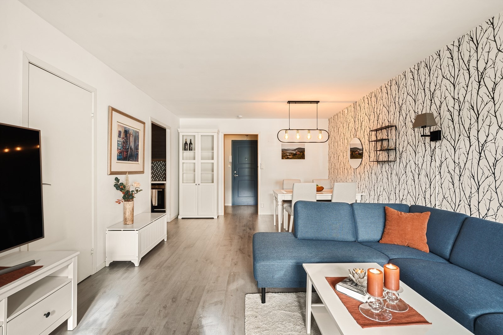 Stuen måler 24,3 m² og har god plass til sofagruppe og spisebord Galleribilde