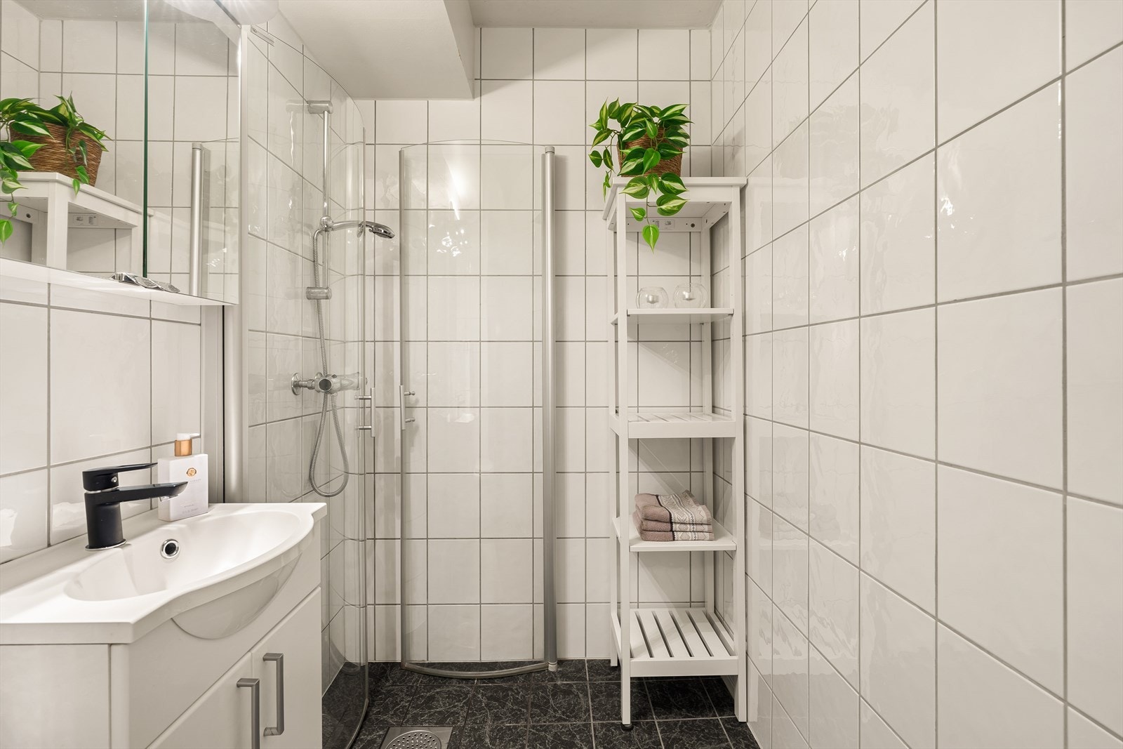 Badet er av god størrelse og er innredet med dusj, wc og servant Galleribilde