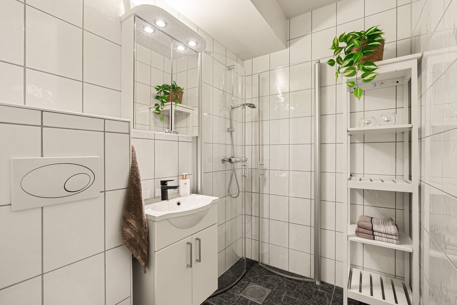 Et pent og tidløst bad med varmekabler i gulv Galleribilde