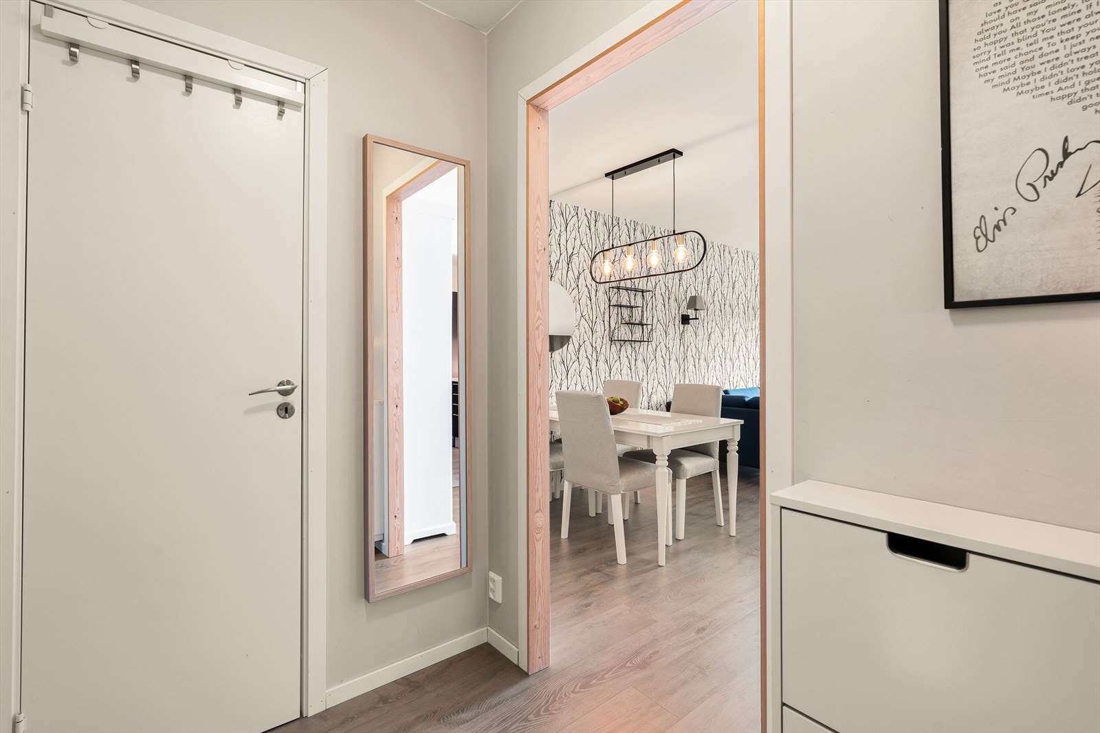 Entreen er romslig og har godt med oppbevaringsplass. Velkommen inn! Galleribilde