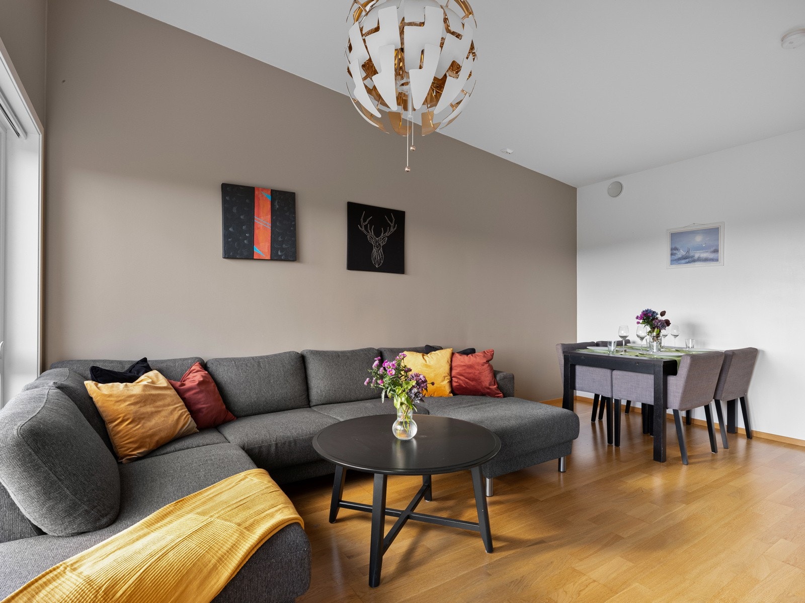 God plass til både sofagruppe og spisebord Galleribilde