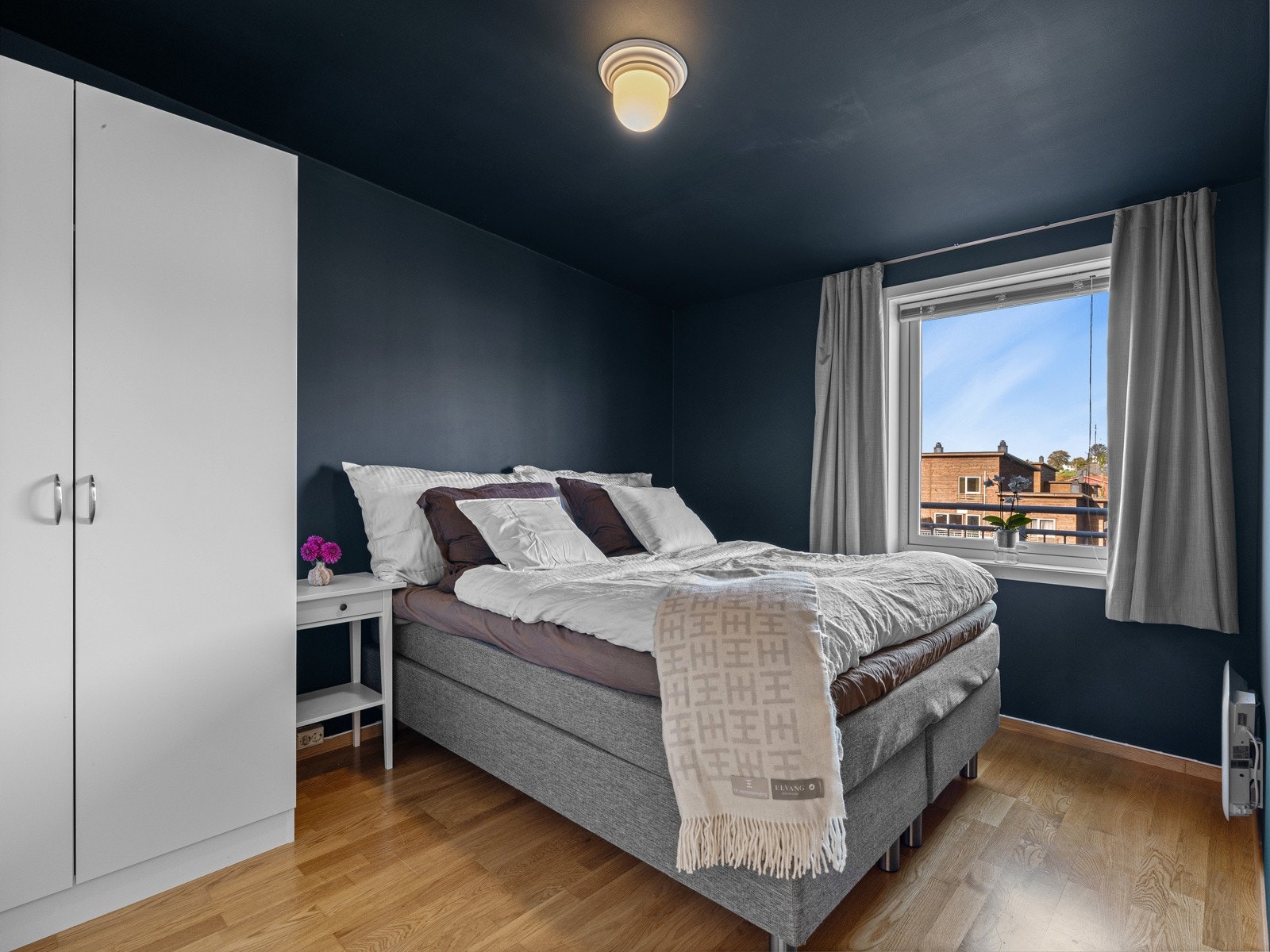 Hovedsoverom i en flott, dyp farge Galleribilde