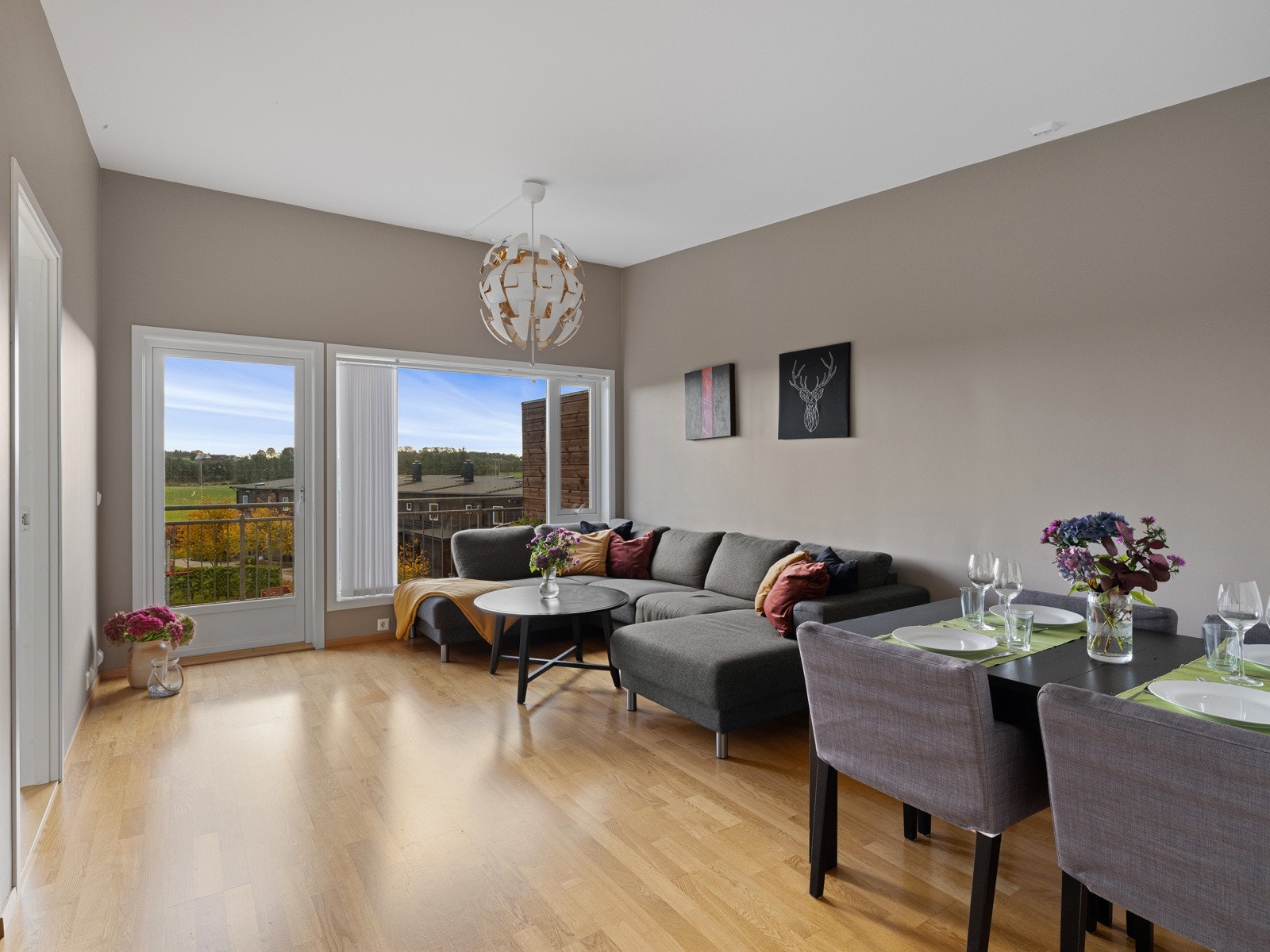 En lekker leilighet med ekstra takhøyde Galleribilde