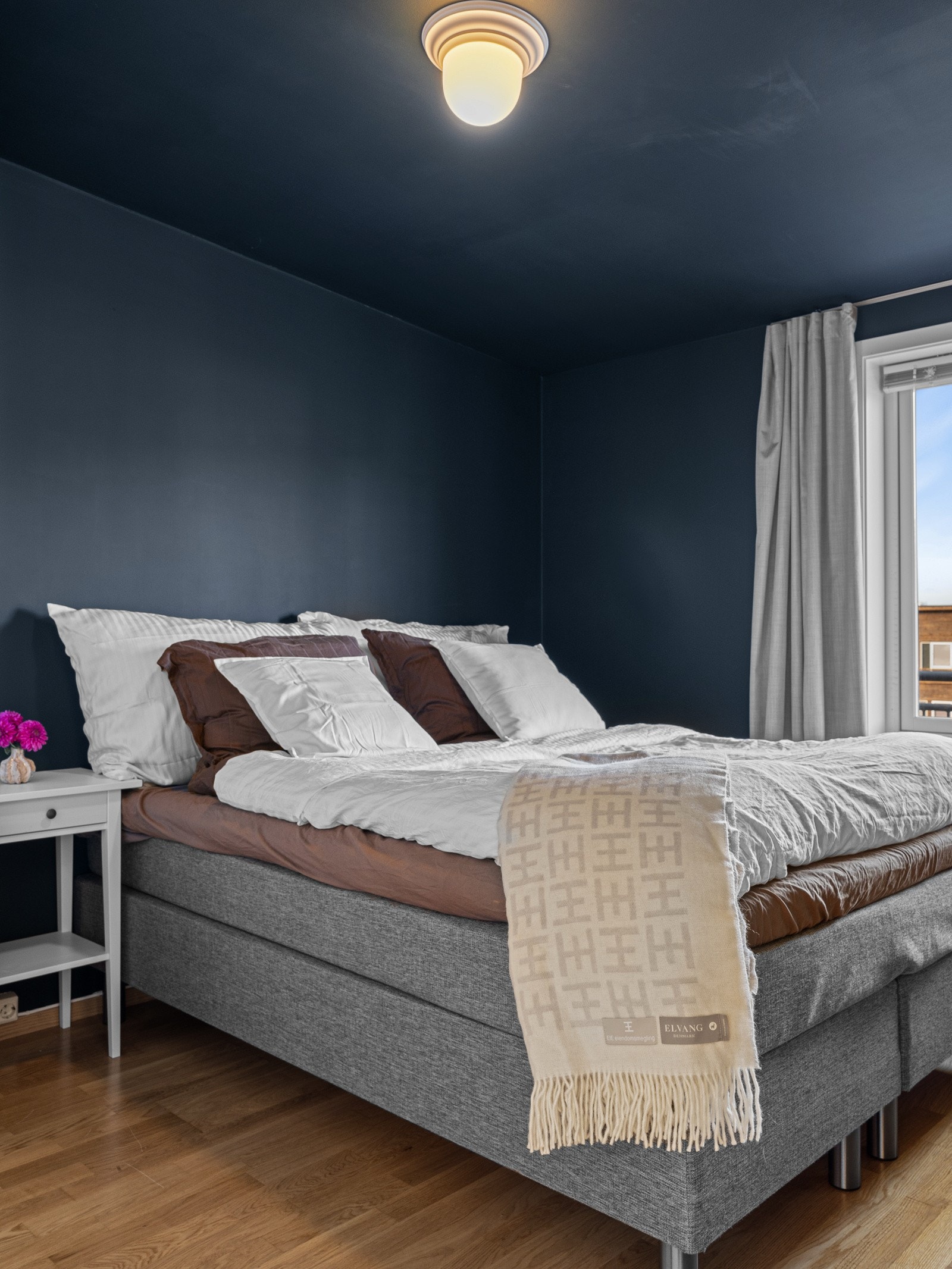 God plass til dobbeltseng med nattbord på hver side Galleribilde