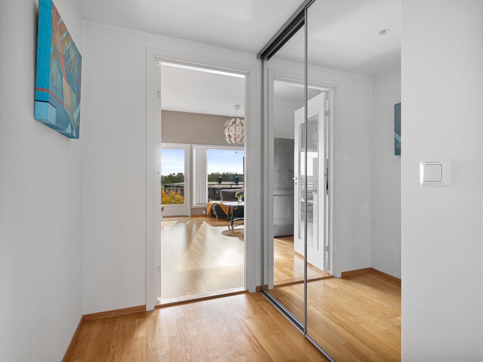 Skyvedørsgarderobe i gangen med speildører Galleribilde