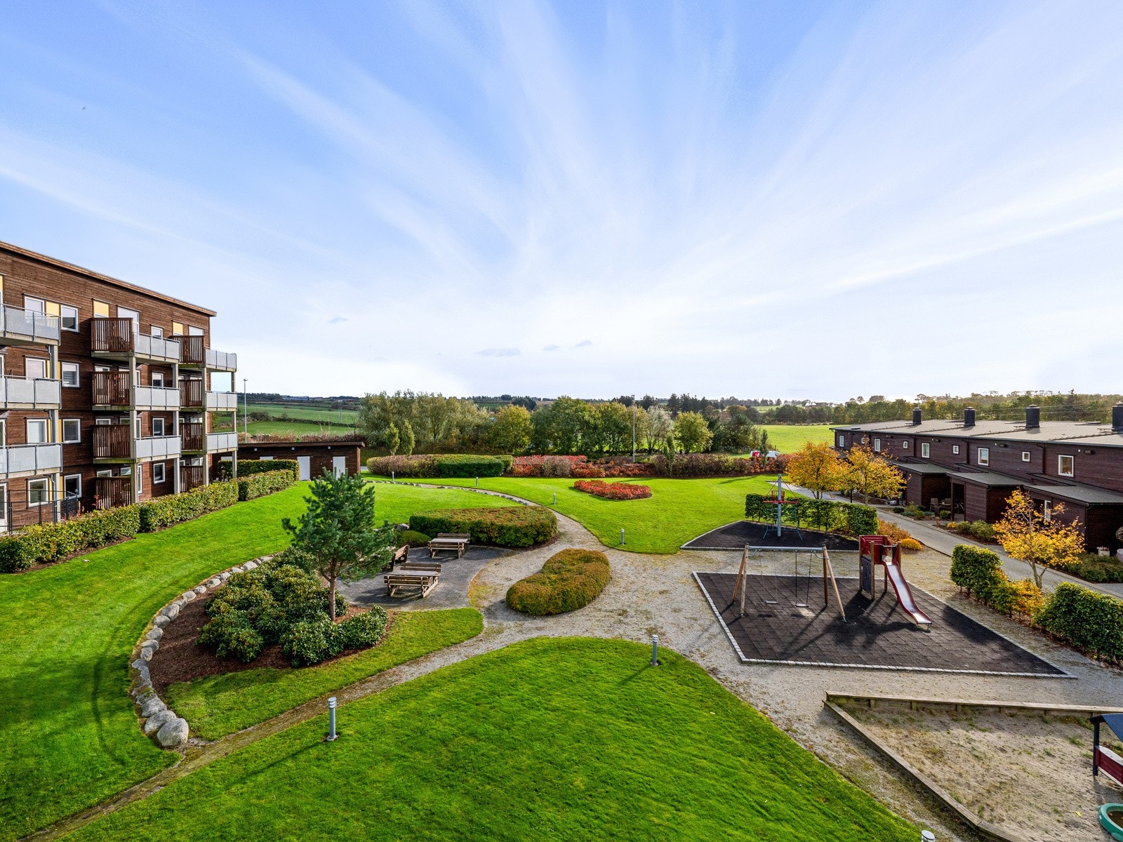 Fra balkongen har du utsyn over fine fellesarealer Galleribilde