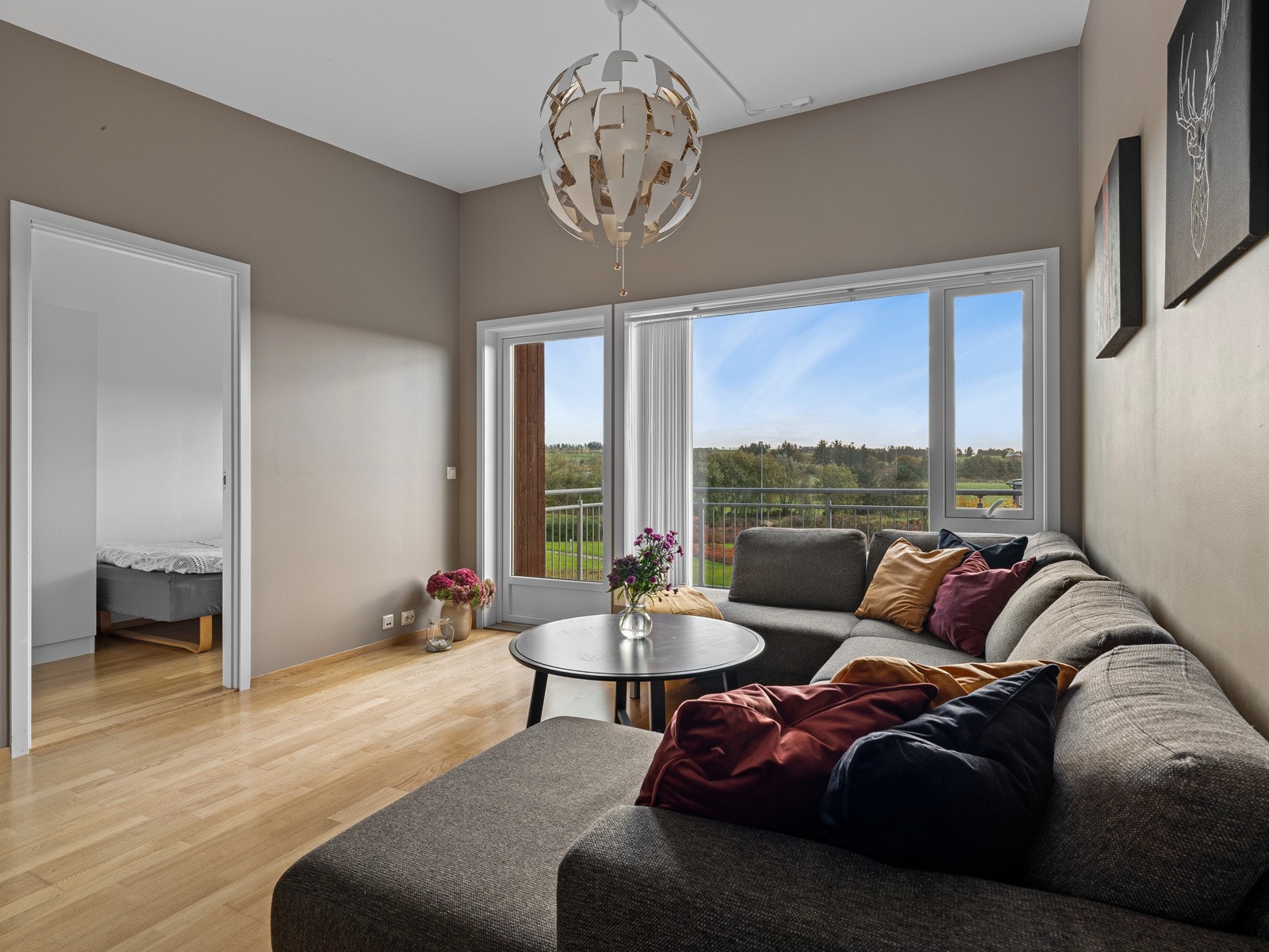 Moderne fargevalg og rikelig med naturlig lys Galleribilde