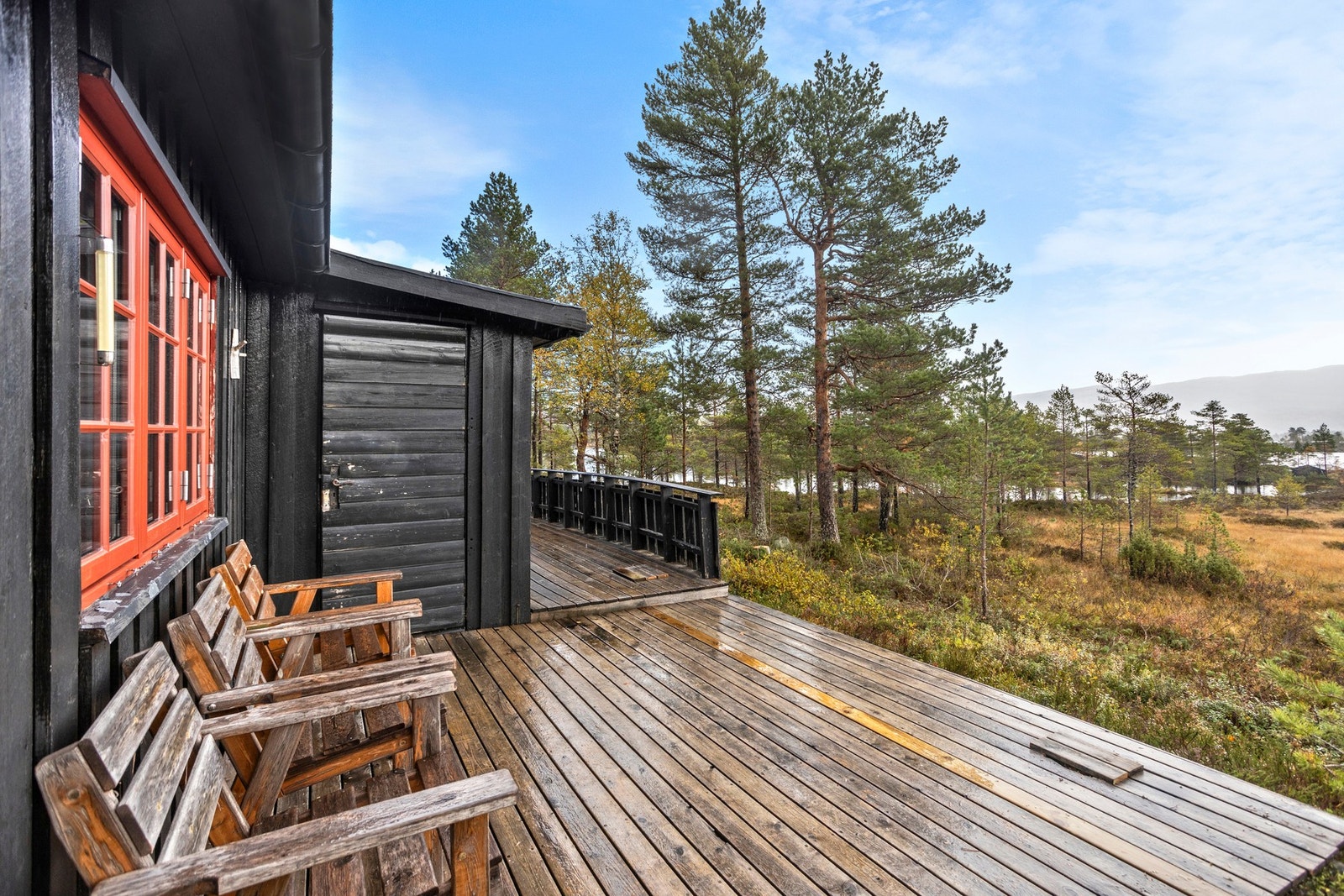 Etter gode turer i det flotte landskapet er det godt å slenge seg ned med en varm kopp kaffe på terrassen Galleribilde