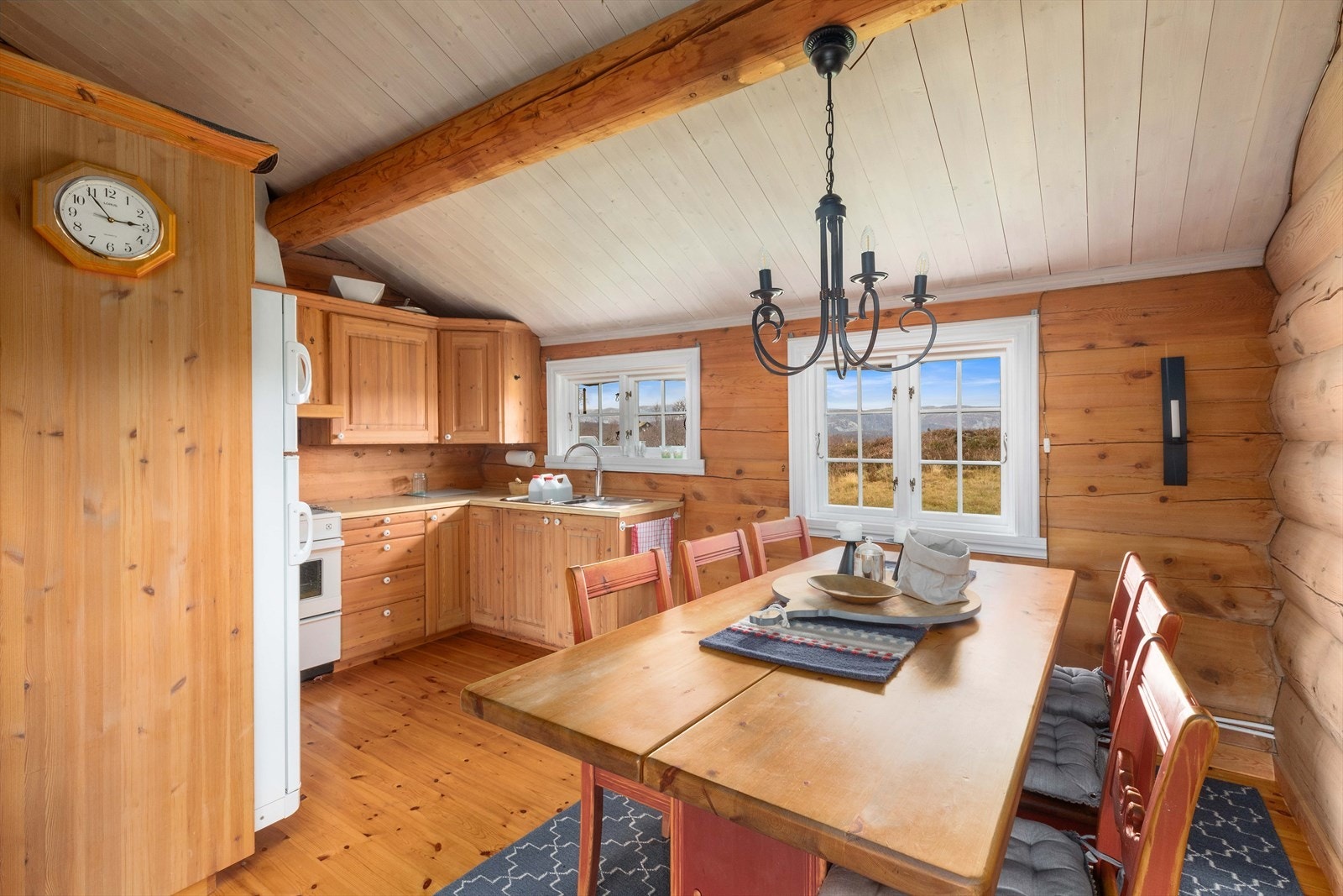 Plass til langbord ved kjøkkenet. Galleribilde