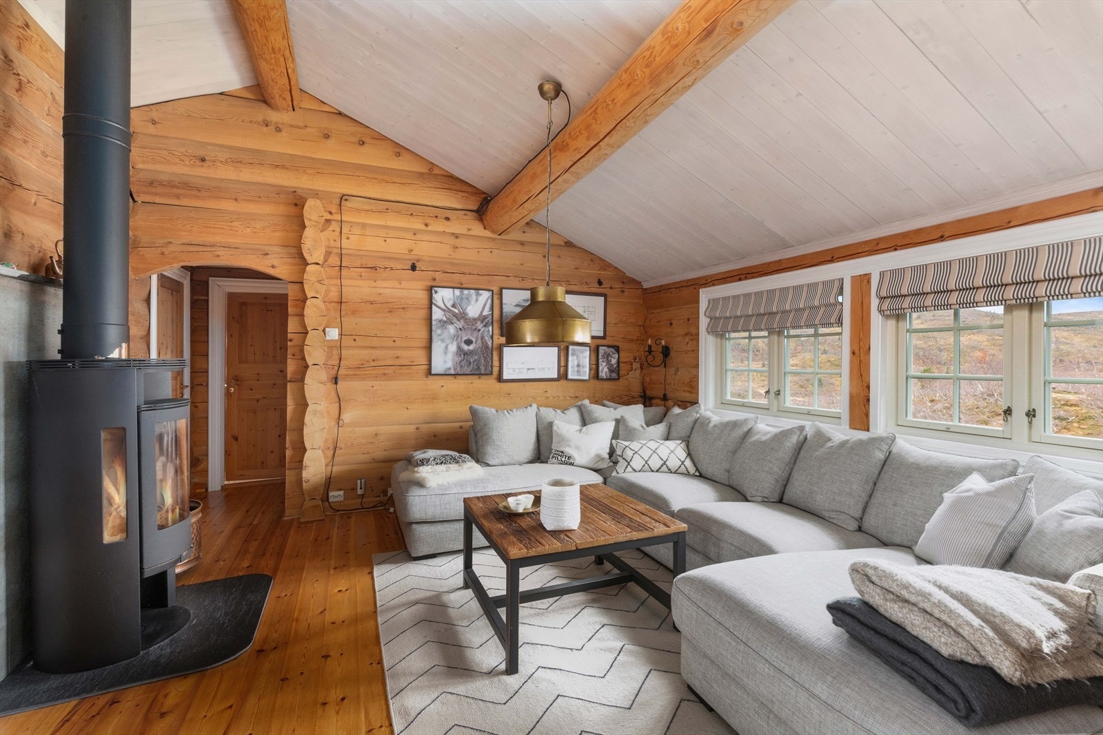 Her kan man fine roen og nyte kvelder med fyr i peisen. Her er bad med badstu og to soverom videre inn. Galleribilde