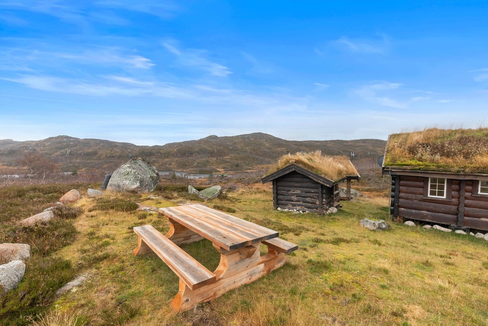 Tomten er hovedsakelig en naturtomt med grøntareal. Galleribilde