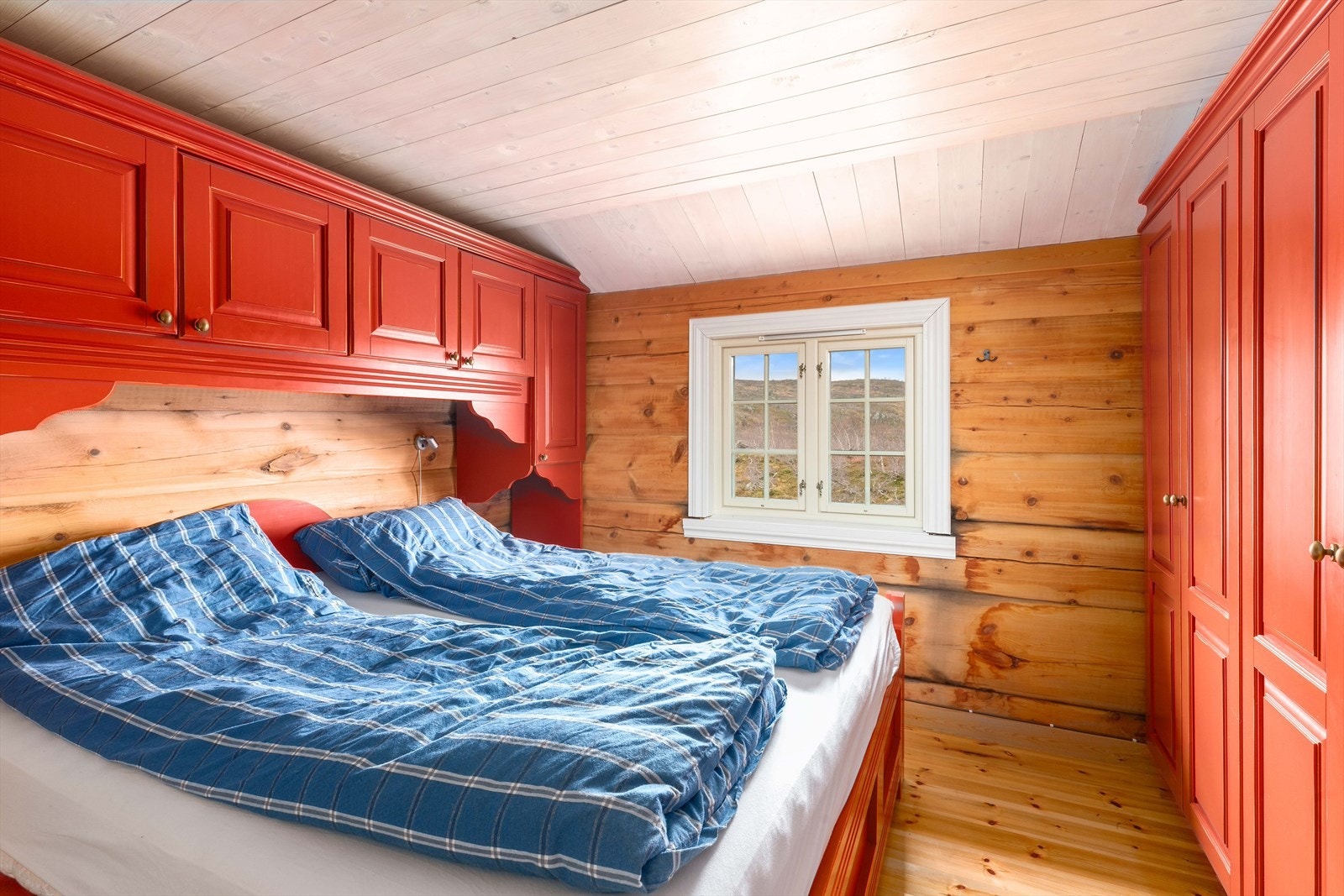 Hovedsoverom: stort soverom med plassbygd garderobeskap Galleribilde