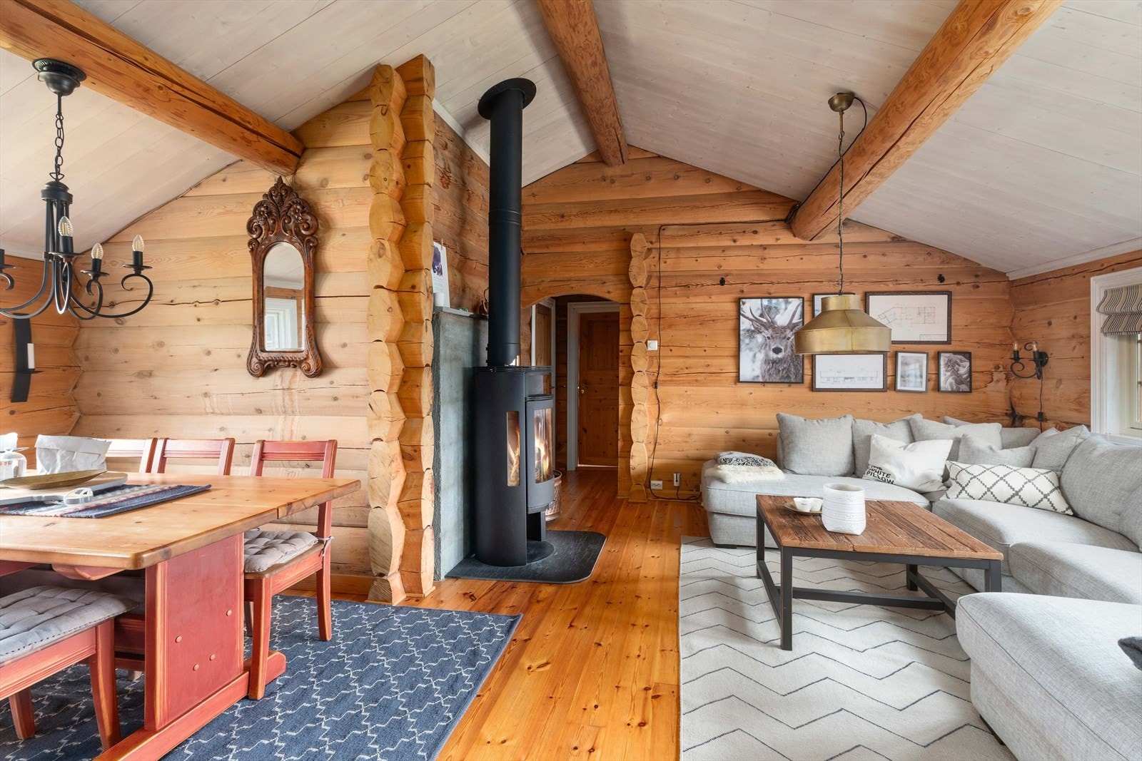 Laftet vegger og furugulv. Galleribilde