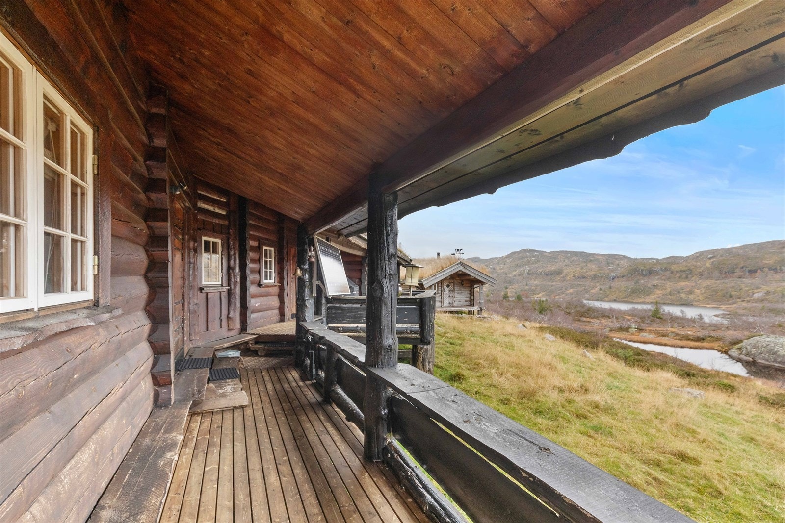 Godt takutstikk på verandaen. Galleribilde