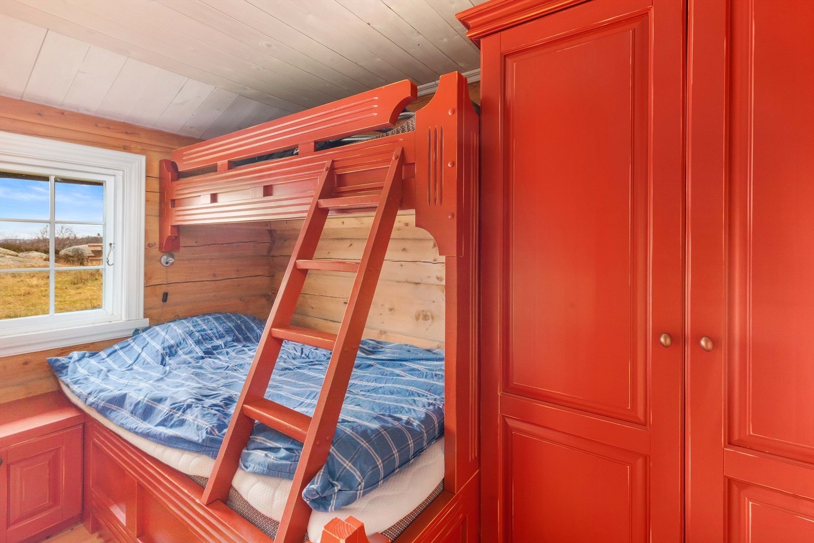 Soverom 2 med dobbelseng nede og enkelseng oppe. Her er plassbygd garderobeløsning. Galleribilde