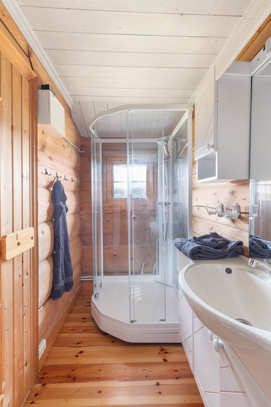 Bad med dusjkabinett og servant. Galleribilde