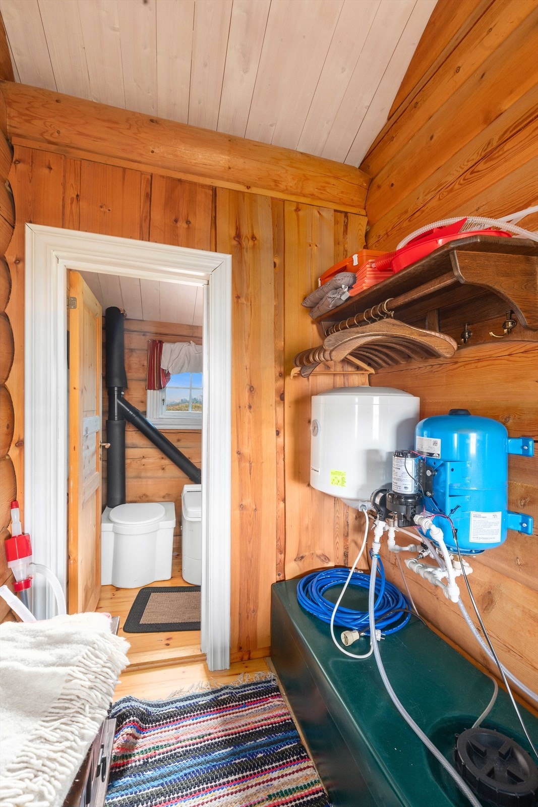 Videre kommer man til gang hvor det er toalettrom og romslig stue med kjøkkenkrok og soverom/stue. Hytta har ikke innlagt vann men det er vanntank. Galleribilde