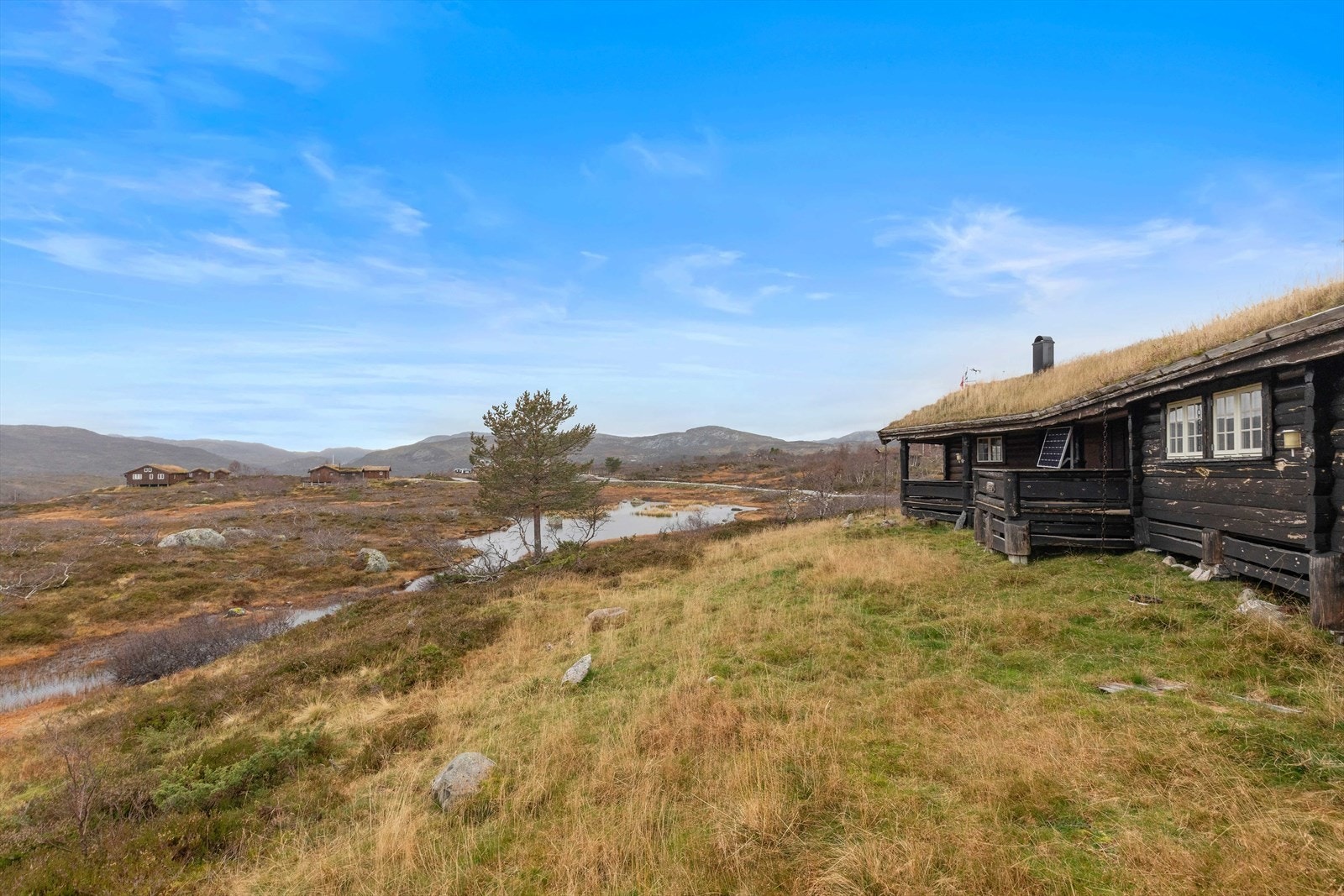 Hytta ligger på et høydedrag med flott utsikt. Galleribilde