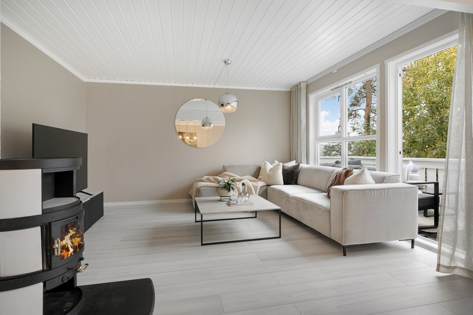 Stuen er delt inn i flere soner, noe som gjør det enkelt å møblere etter eget ønske Galleribilde