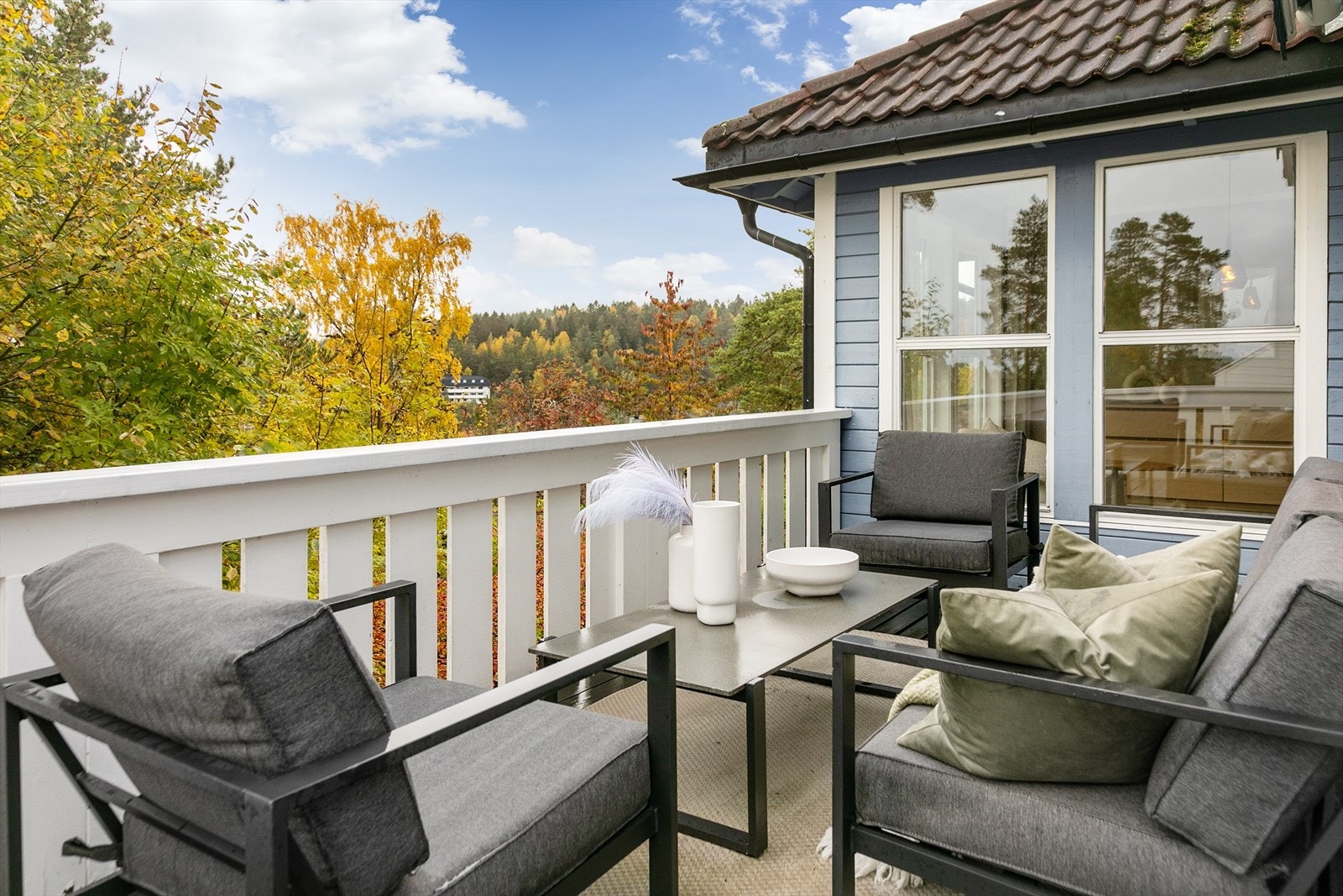 Adkomst fra stue til vestvendt balkong på 12kvm Galleribilde