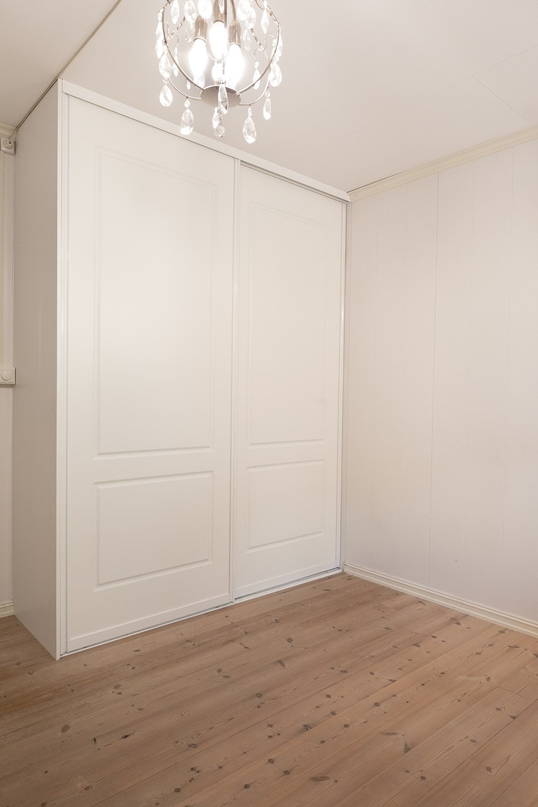 Skyvedørsgarderobe i underetasjen Galleribilde