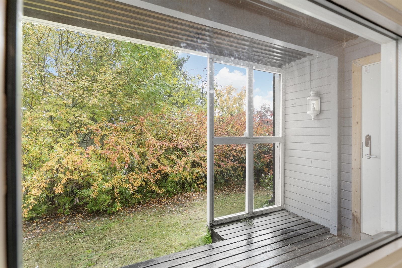 Inngang til underetasje med overbygd terrasse på 9kvm Galleribilde