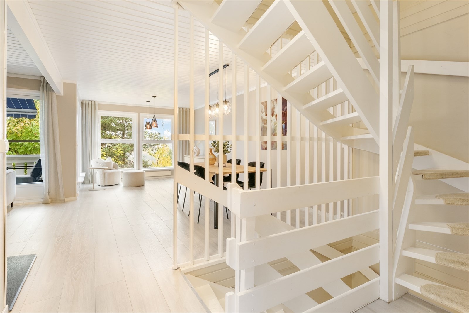 Trapp opp til 2.etg og ned til underetasje Galleribilde