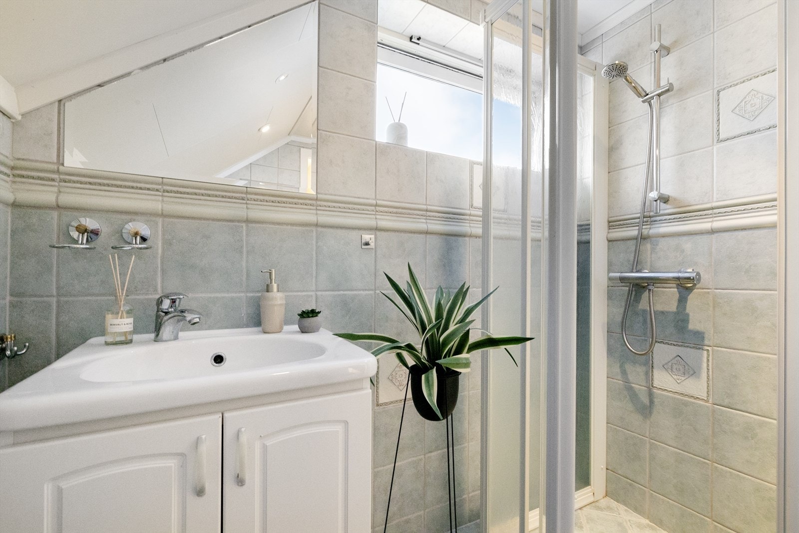 Flislagt bad i 2.etg med varmekabler i gulv, servantseksjon med skap og dusjkabinett Galleribilde