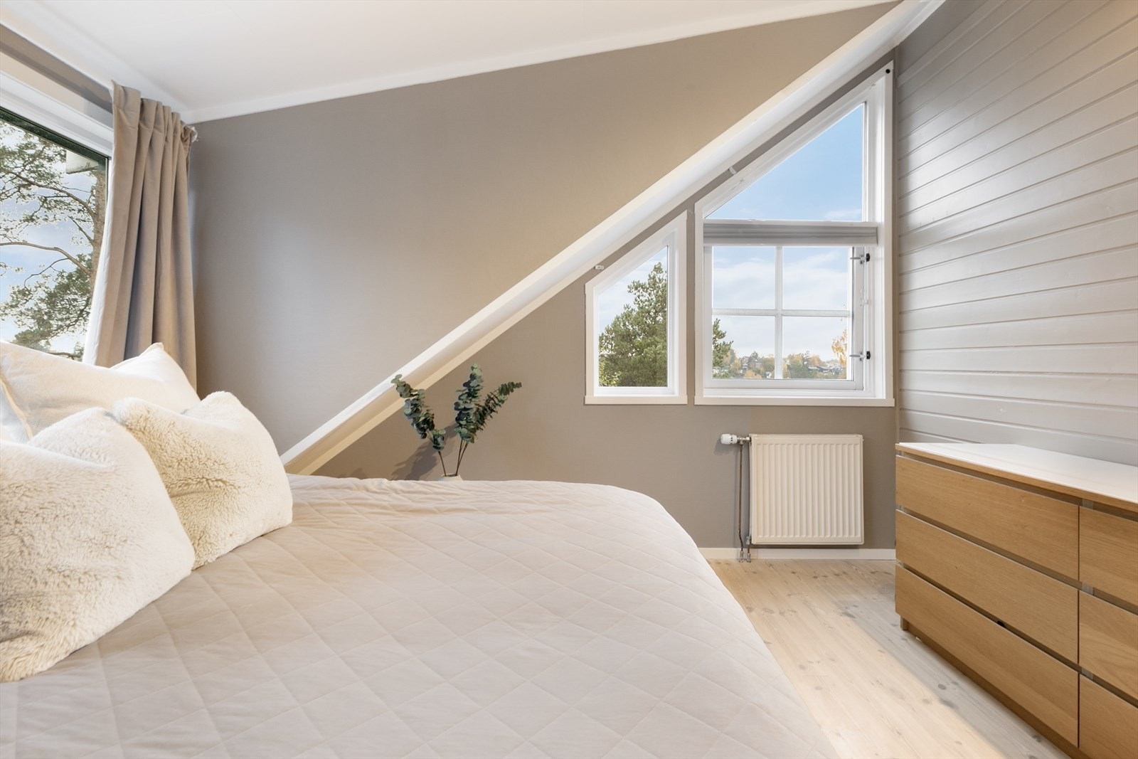 God plass til dobbeltseng og ulike møblementer Galleribilde