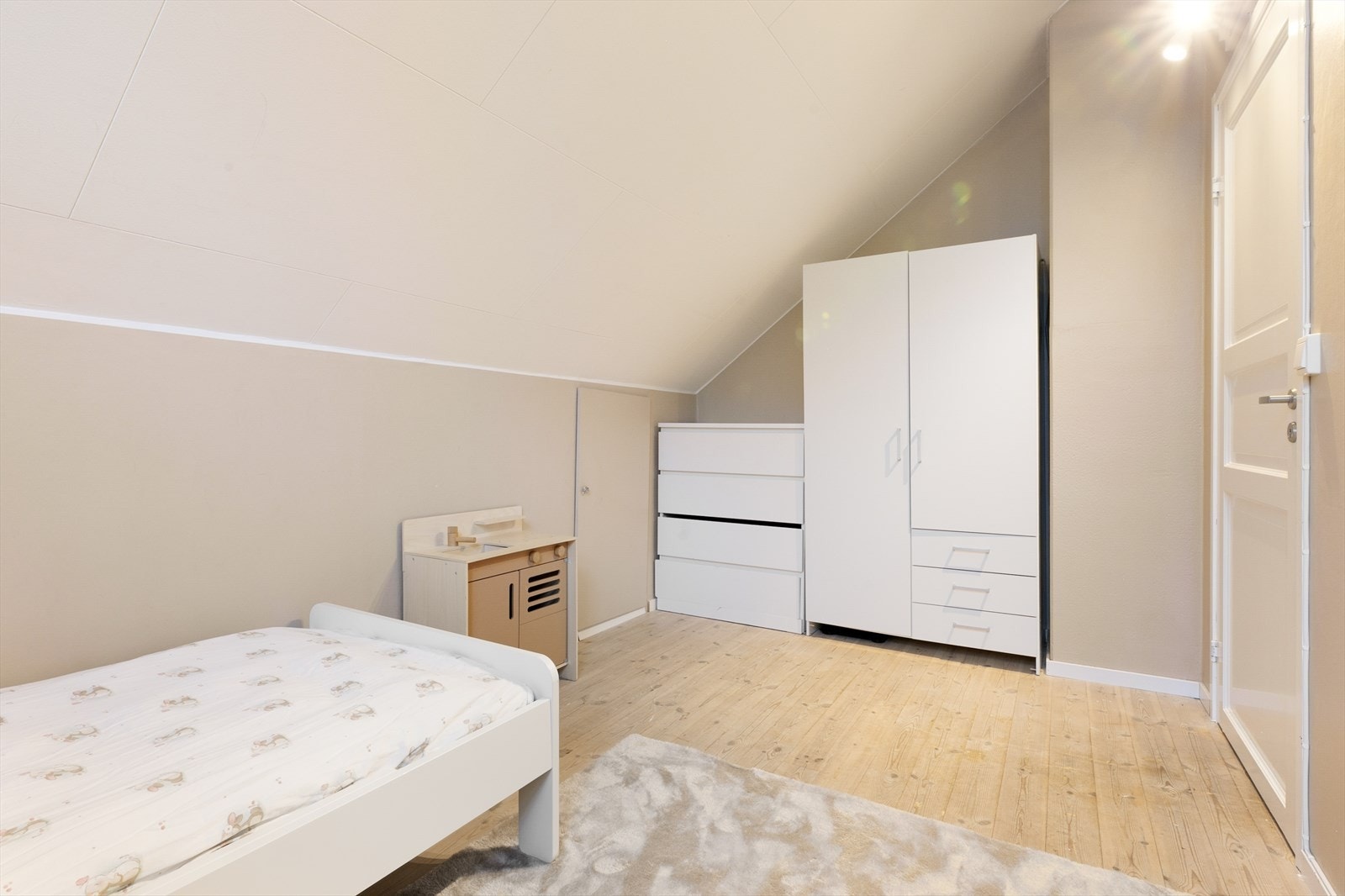 Soverom 2 er veldig romslig, og har god plass til dobbeltseng og ulike møblementer Galleribilde