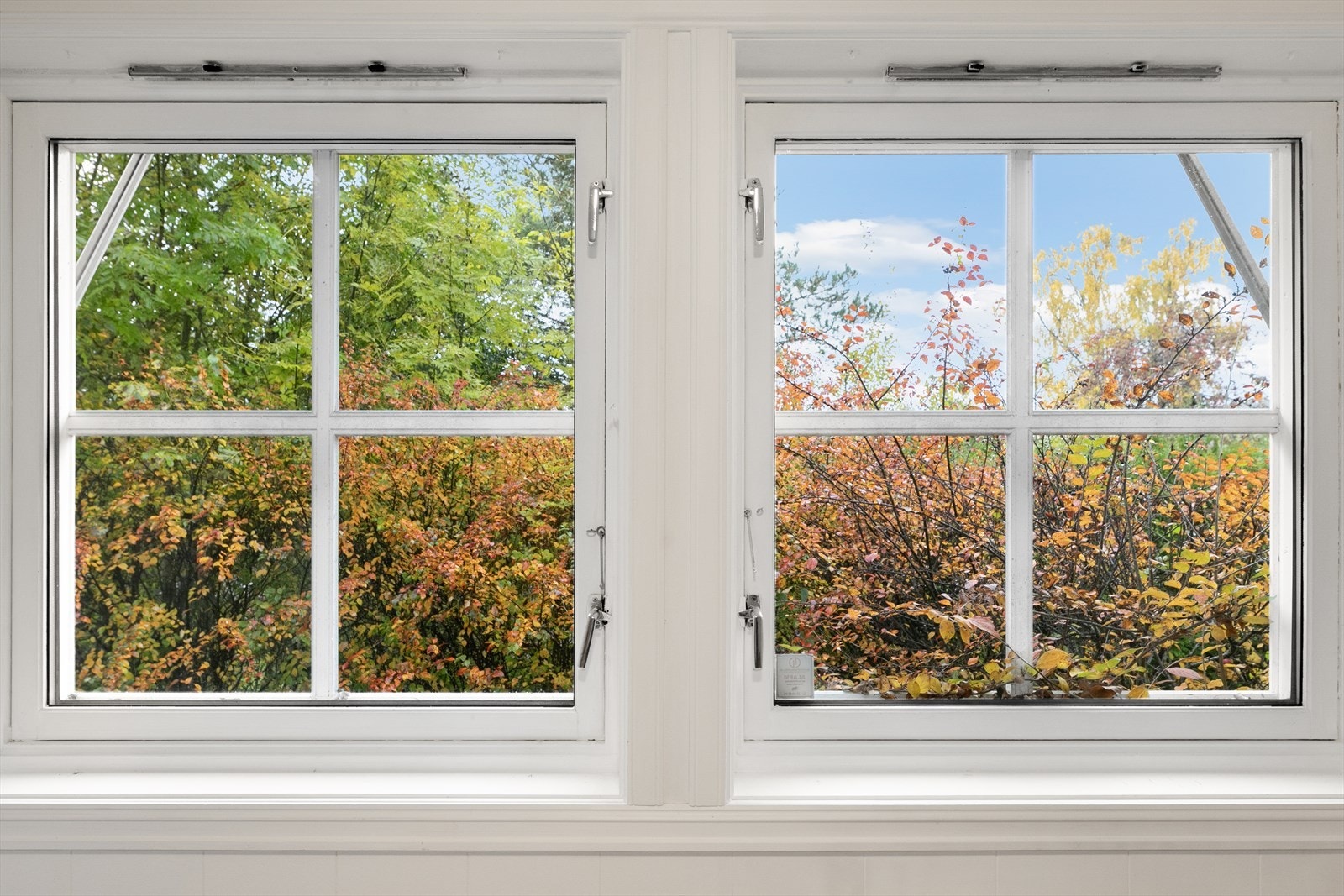 Store vindusflater som lar dagslyset flyte fritt til rommet Galleribilde