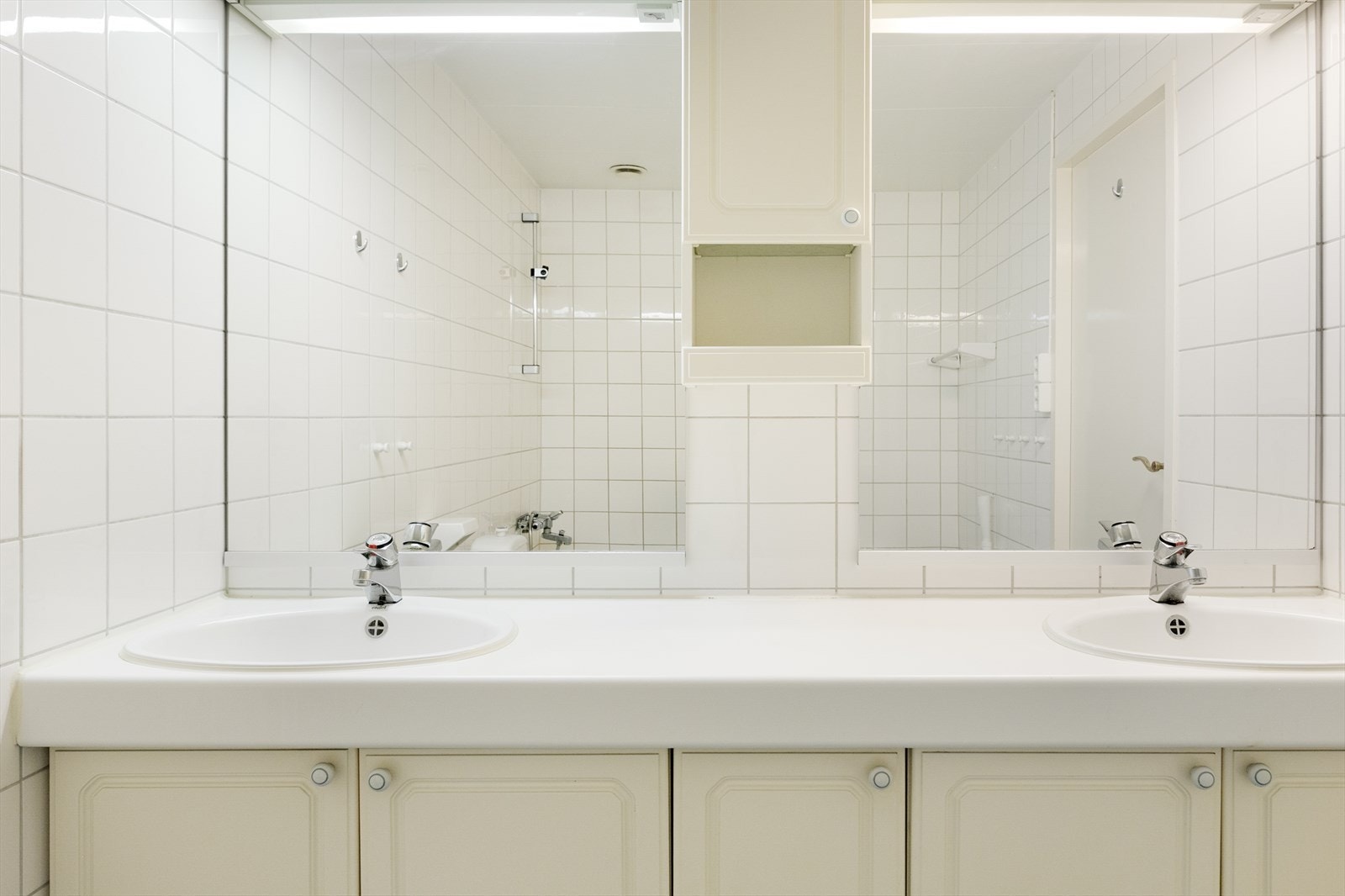 Servantseksjon med 2 servanter og underskap Galleribilde