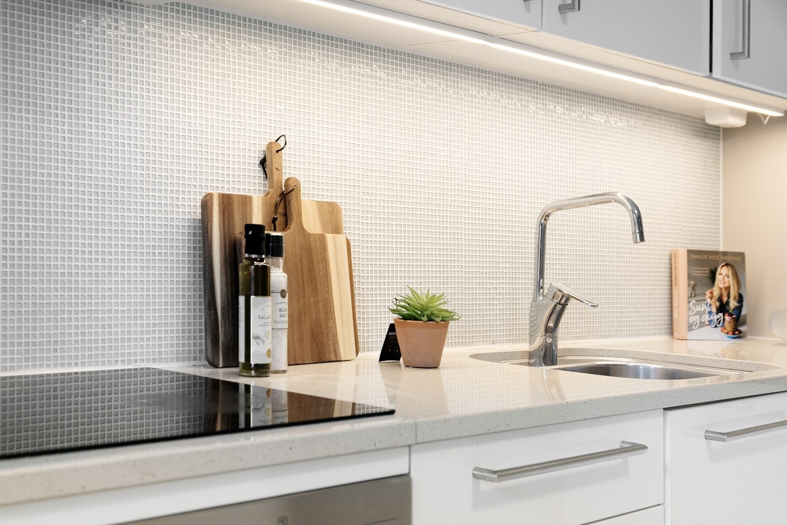 Separat kjøkken med god plass til matlagning og spisegruppe Galleribilde