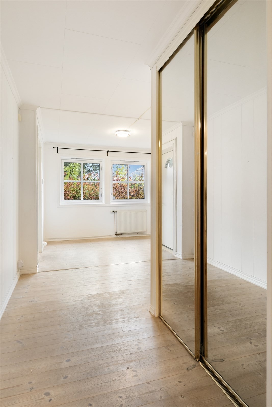 Skyvedørsgarderobe med speilfronter som gir gode oppbevaringsmuligheter Galleribilde