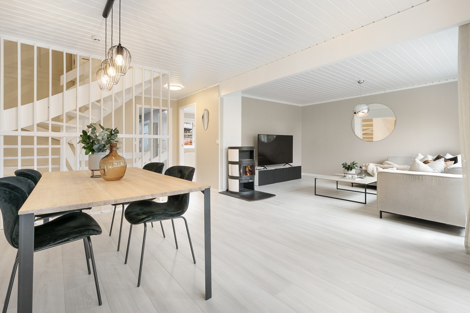 Her har du plass til større spisebord som kan huse opptil flere personer Galleribilde