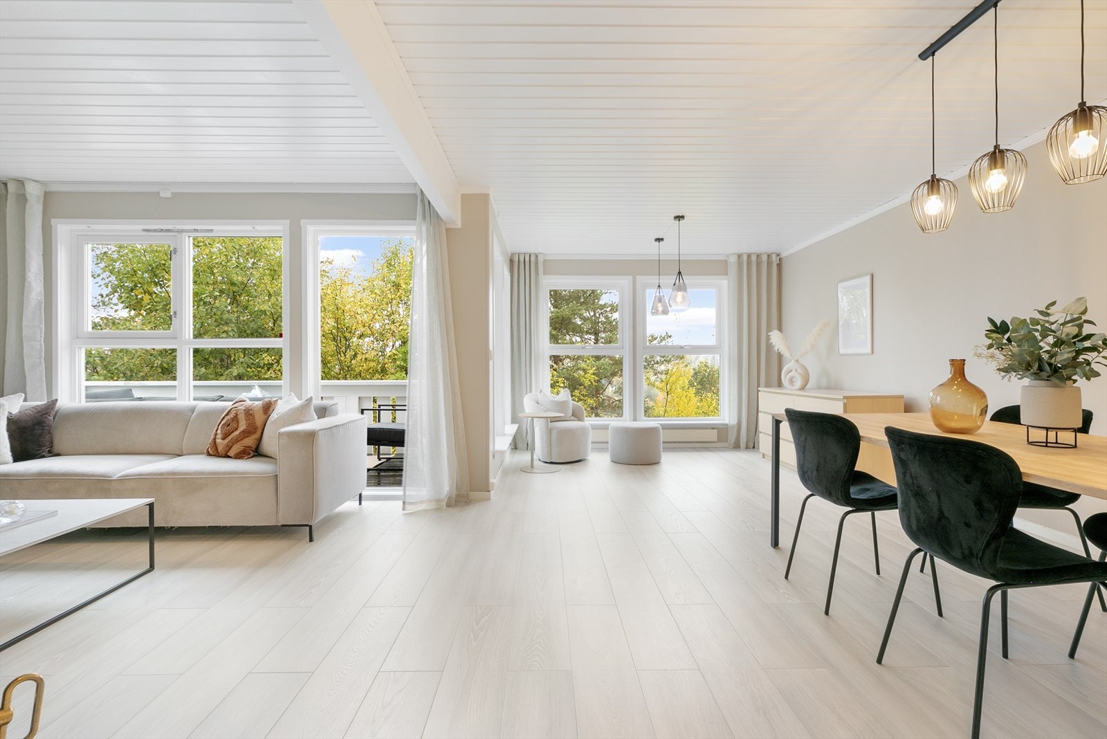 Velkommen til 1.etasje - I hovedetasjen finner du romslig stue med peis, utgang til balkong, samt kjøkken og bad/wc Galleribilde