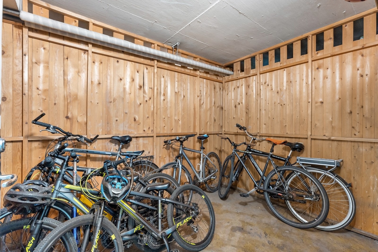 Innvendig/utvendig felles sykkelparkering. Galleribilde