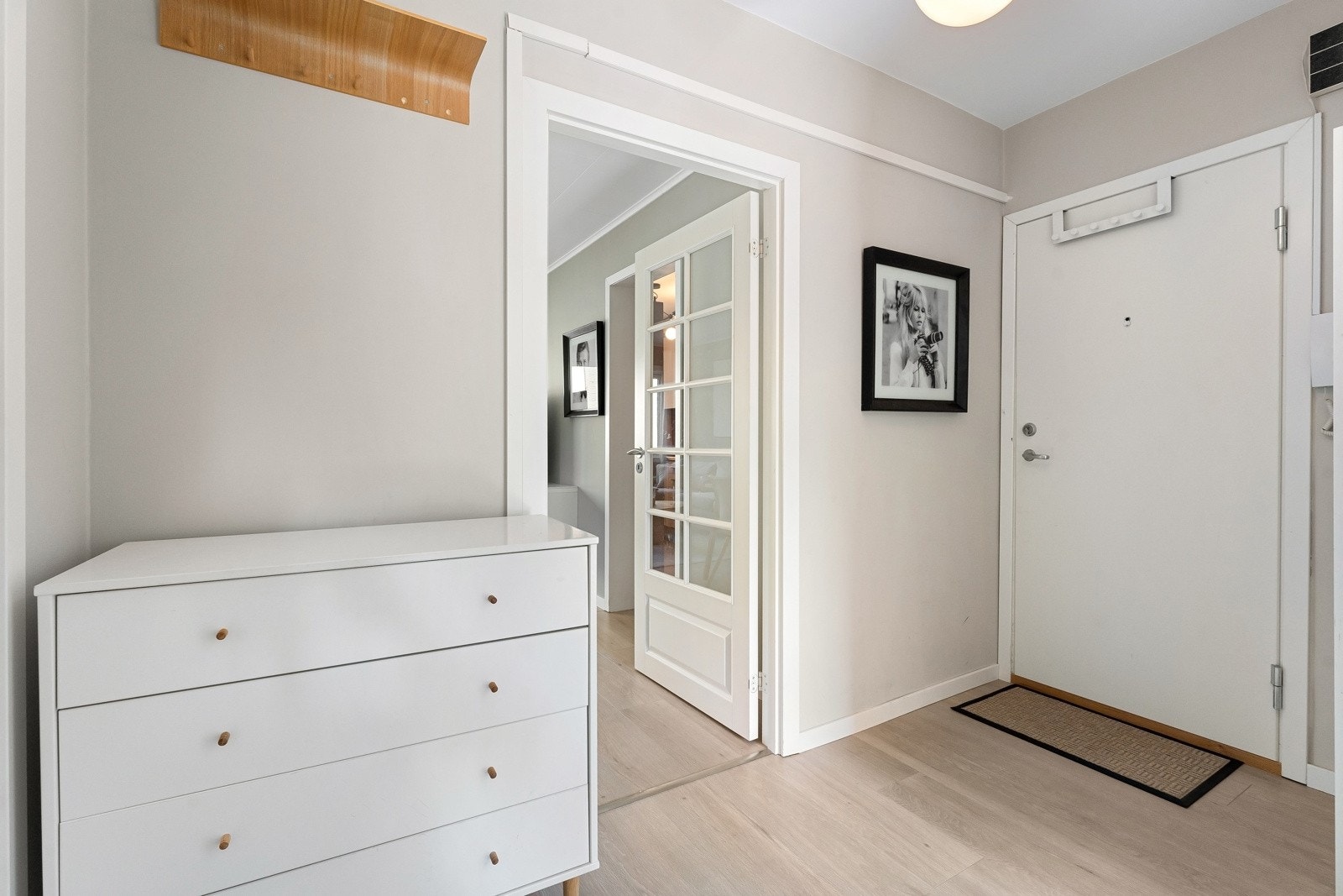 Innbydende og hyggelig entré med plass til ytterklær og sko. Galleribilde