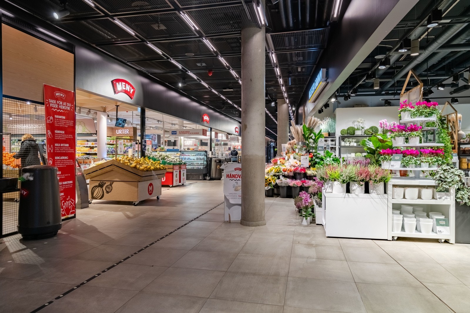 Matbutikker, kafé, Sats, kino og flere gode spisesteder rett utenfor. Galleribilde