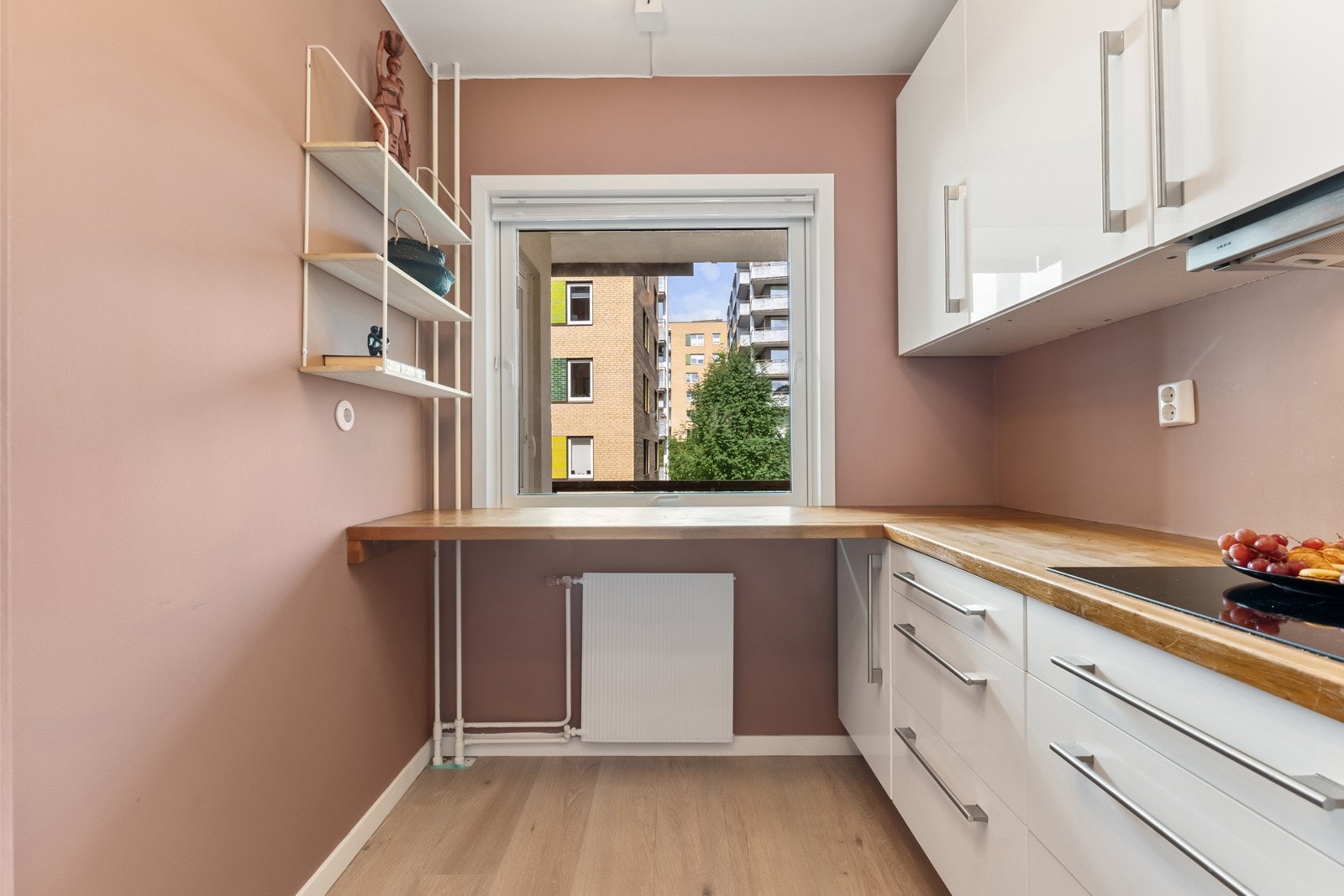 Rikelig med skap- og benkeplass. Galleribilde