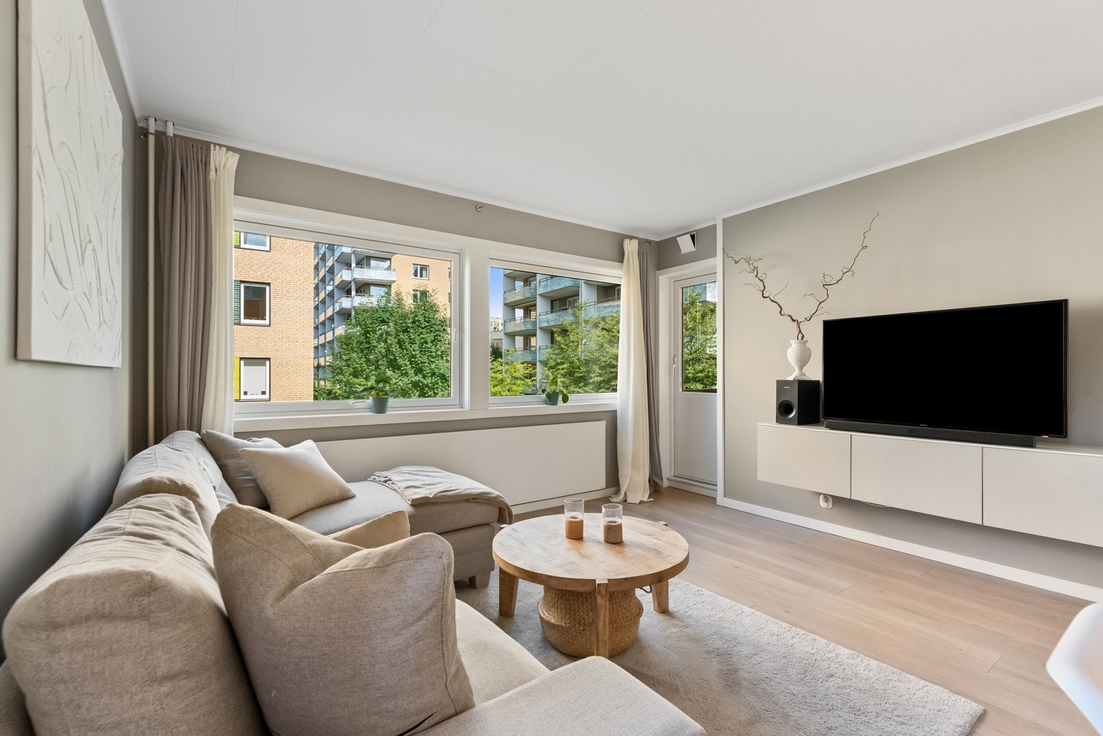 Stuen har en god planløsning, noe som gjør den enkel å møblere. Galleribilde